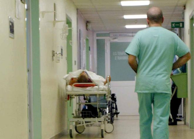 Reparti chiusi o accorpati gli ospedali a ritmo estivo 