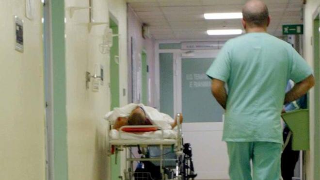 Reparti chiusi o accorpati gli ospedali a ritmo estivo