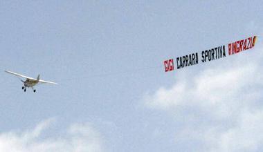 Uno striscione su un aereo: “Gigi, Carrara sportiva ringrazia” 