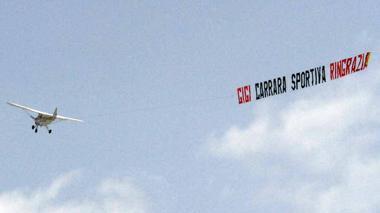 Uno striscione su un aereo: “Gigi, Carrara sportiva ringrazia”