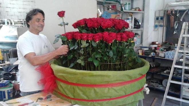 Una rosa per ogni giorno insieme: ne regala 365