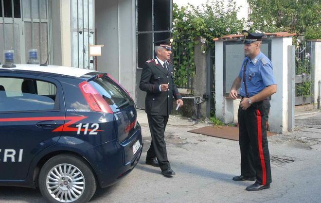 Aggredito mentre butta via la spazzatura 