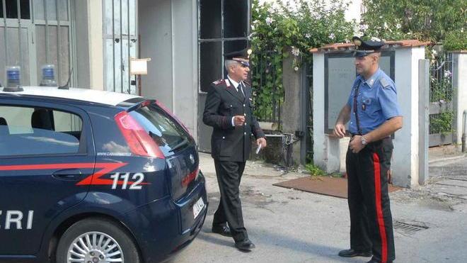 Aggredito mentre butta via la spazzatura