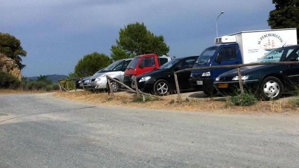 Parcheggio scaccia-turisti tra staccionate rotte e buche