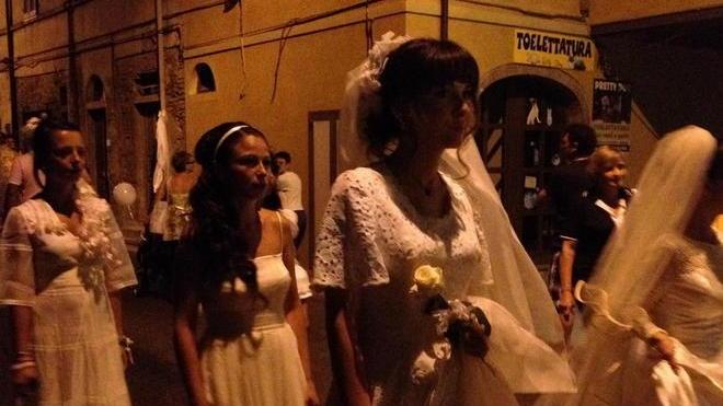Capannoli, notte bianca con le spose anni Sessanta