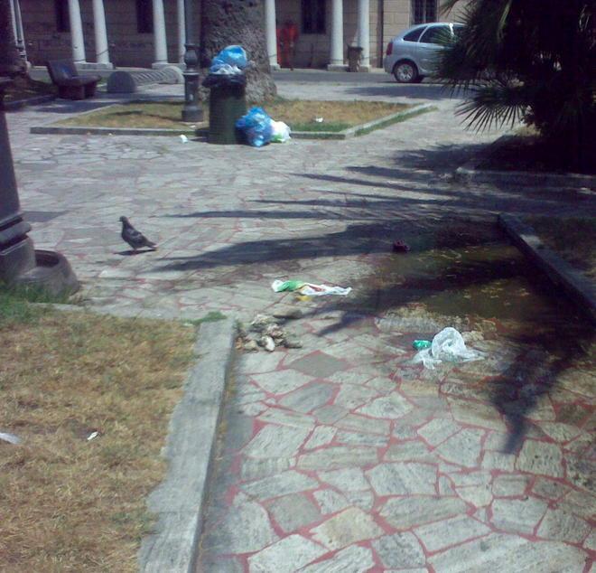 Piazza Shelley all’ora di pranzo sembra una discarica 