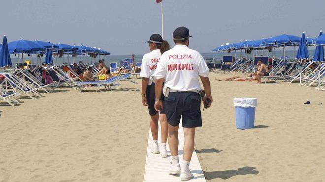 Vigili in spiaggia contro gli ambulanti