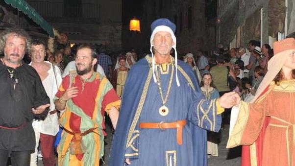 Sfila il corteo storico per la Charta Libertatis