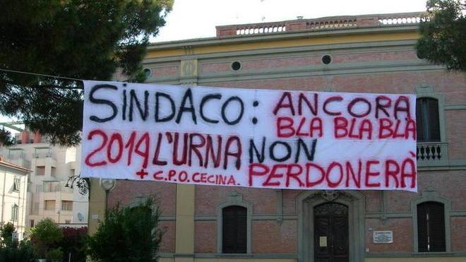 Sanità, striscione contro il sindaco