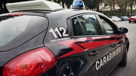 Tenta il suicidio col gas di scarico dell’auto