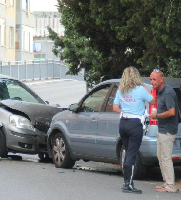 Scontro frontale alla Rosa, feriti tre bambini 