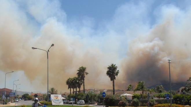 San Teodoro a fuoco: 5 feriti e 700 evacuati 