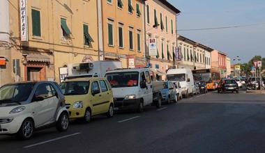 Parcheggio selvaggio in via Mondolfi. Una lettrice: “Usate i paletti anti-sosta” 
