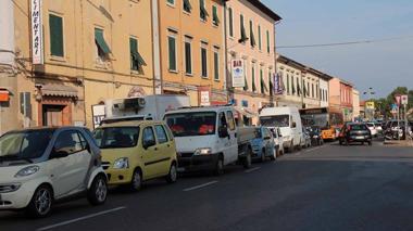 Parcheggio selvaggio in via Mondolfi. Una lettrice: “Usate i paletti anti-sosta”