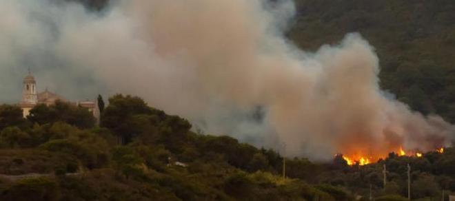 Un incendio boschivo minaccia Sant'Ilario 