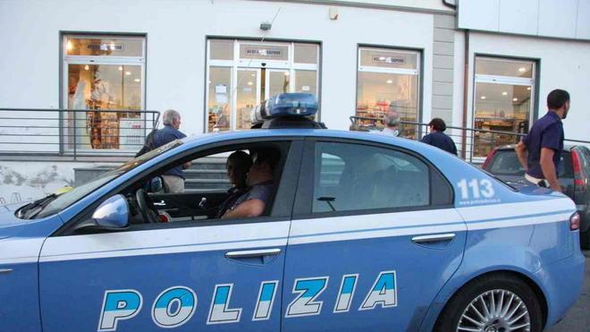 Rapina in un minimarket, via l’incasso della giornata