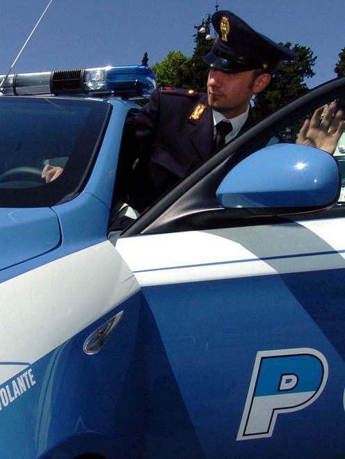 Morde ladro e perde la dentiera 