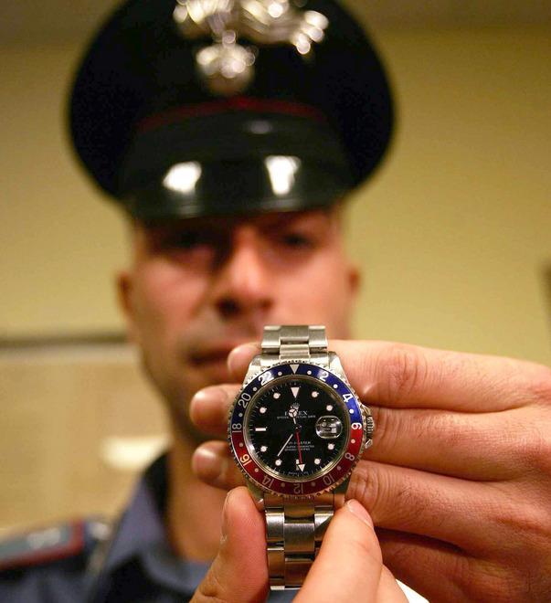 Rapinato del Rolex mentre esce dal ballo