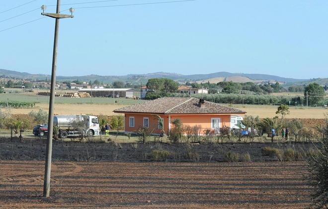 Casa dei nomadi lambita dal fuoco