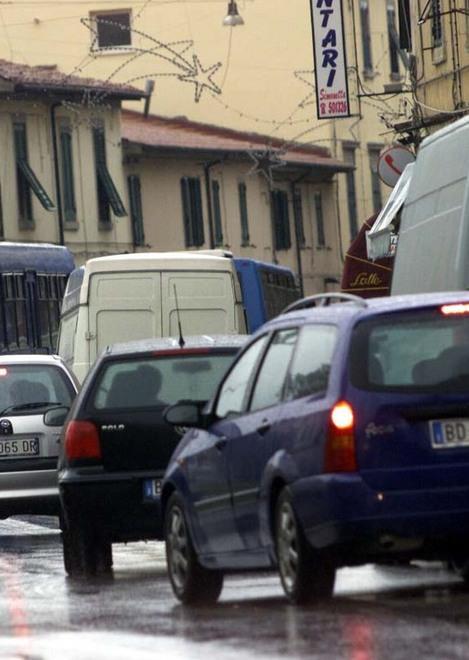 Sosta selvaggia in via Mondolfi «Pioli e catena anti furbetti» 