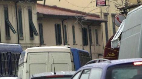 Sosta selvaggia in via Mondolfi «Pioli e catena anti furbetti»