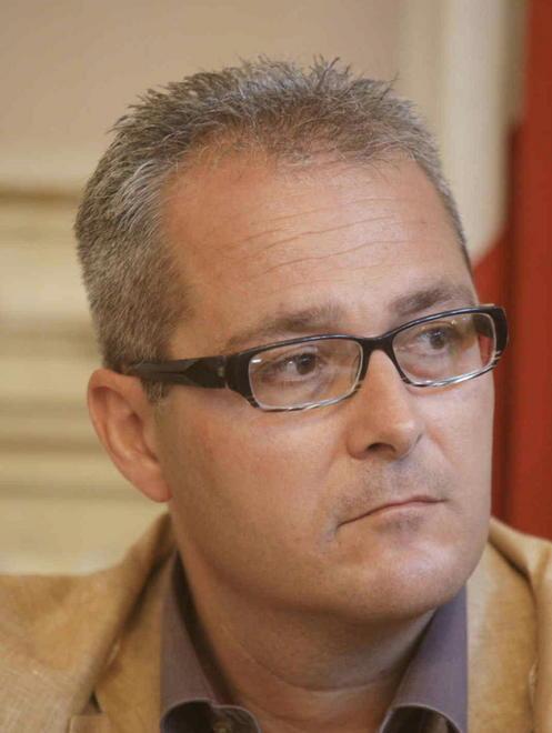 Bettini resta in giunta almeno fino ad agosto 