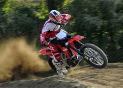 Cade in una gara di motocross Grave centauro di tredici anni 