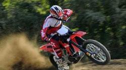 Cade in una gara di motocross Grave centauro di tredici anni