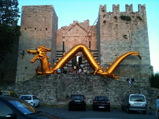 Il dragone cinese sul Castello dell’Imperatore 