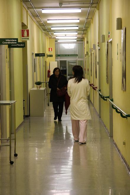 Crolla intonaco dal soffitto nel corridoio di ortopedia 