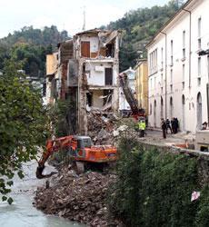 Crollo della palazzina sul Carrione, tutti rinviati a giudizio 