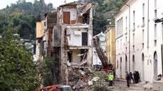 Crollo della palazzina sul Carrione, tutti rinviati a giudizio