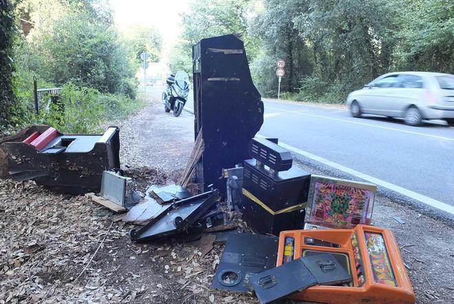Slot bruciate e abbandonate sulla Pisorno