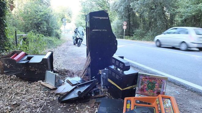 Slot bruciate e abbandonate sulla Pisorno