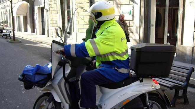 Via al taglio di 19 postini in Versilia