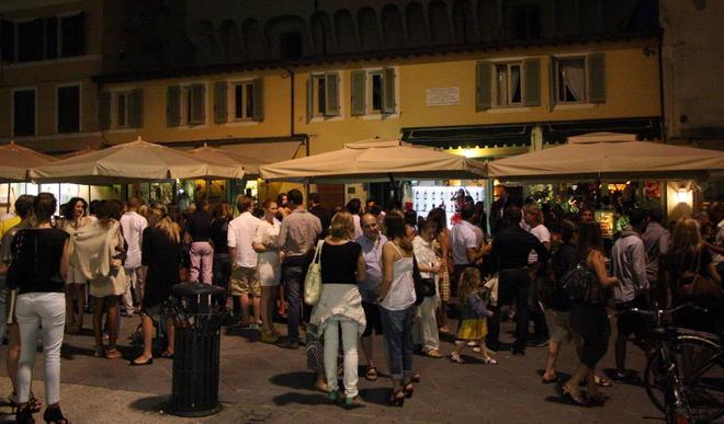 Risveglio tra i rifiuti nel “salotto” della Versilia 