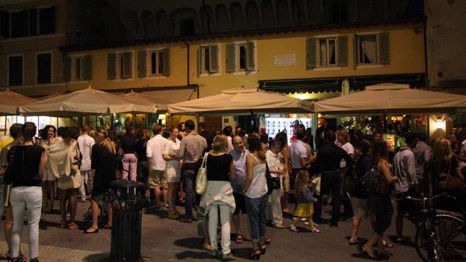Risveglio tra i rifiuti nel “salotto” della Versilia