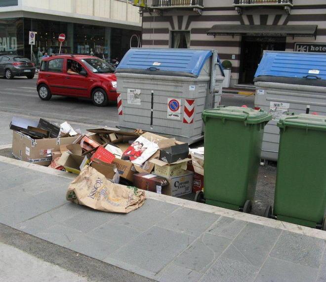«La nostra Passeggiata ridotta a una discarica» 