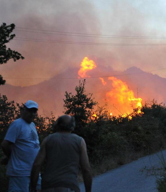 Il fuoco minaccia Sant’Ilario, lotta alle fiamme nella notte 