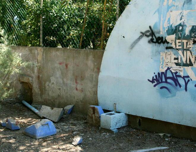 Parchi gioco a pezzi bambini in fila nell’unica altalena 