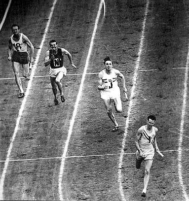 Tonino Siddi, secondo da sinistra, sul traguardo della 4 x 100 alle Olimpiadi di Londra 1948