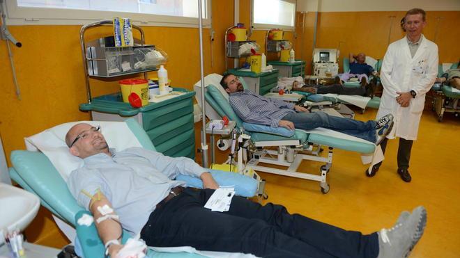 Il sindaco di Pontedera dona il sangue: fatelo anche d’estate