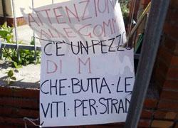 Chiodi gettati sulla strada: danni per auto, moto e bici 