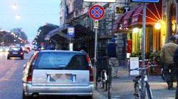 Via de Larderel, raffica di multe a chi va in bici sul marciapiede