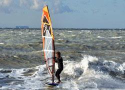 Salvato surfista pistoiese sorpreso dal mare mosso 