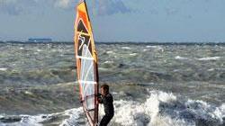 Salvato surfista pistoiese sorpreso dal mare mosso