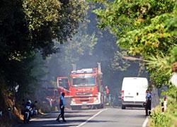 Elicotteri in azione insieme ai vigili del fuoco per spegnere roghi nei boschi di Montecalvoli e Orentano 