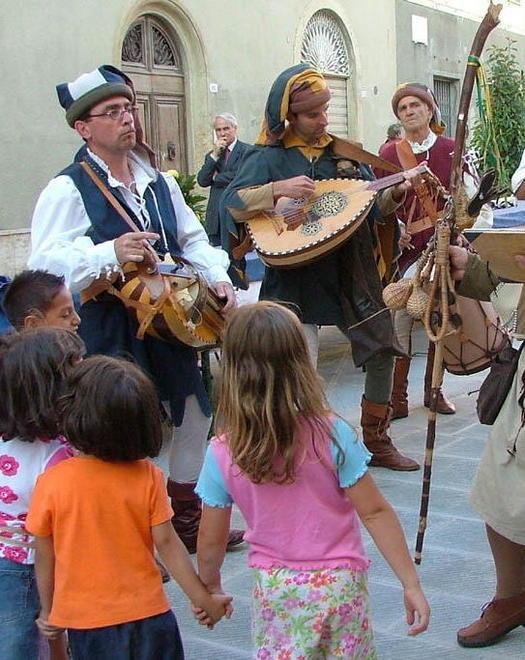 Giocolieri, acrobati e sapori itineranti in piazza