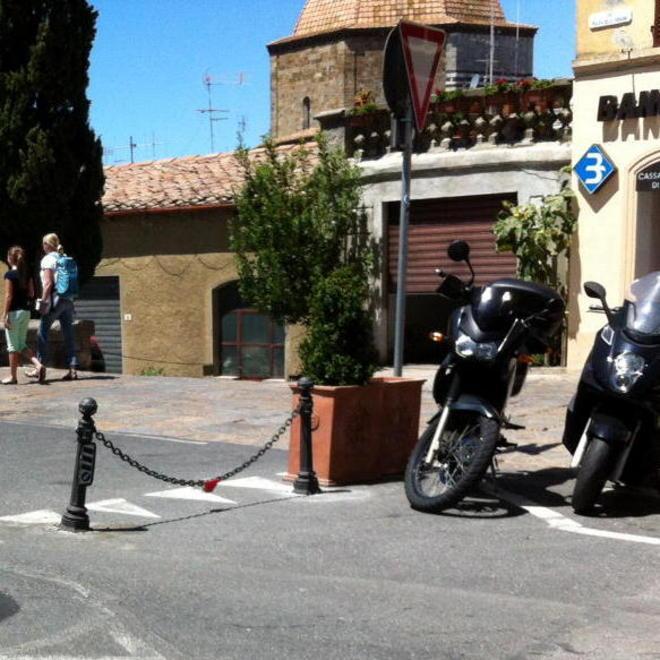 Paletti storti, da sostituire qualcuno ci ha già sbattuto