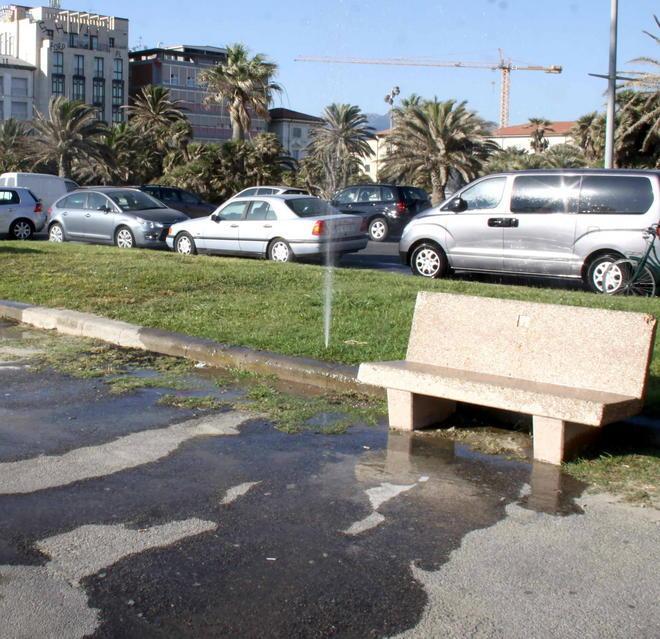 In piazza Mazzini gli irrigatori bagnano l’asfalto